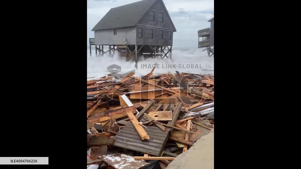 US: Unoccupied Homes in Buxton, NC Collapse Amid Rough Seas From Offshore Hurricanes