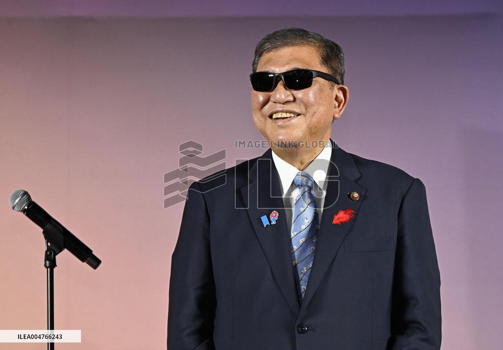 Japan PM receives "best dressed eyes" award