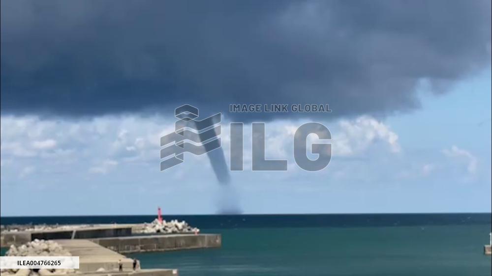 Japan: Huge Waterspout Spotted off Tsuruoka City, Yamagata 2