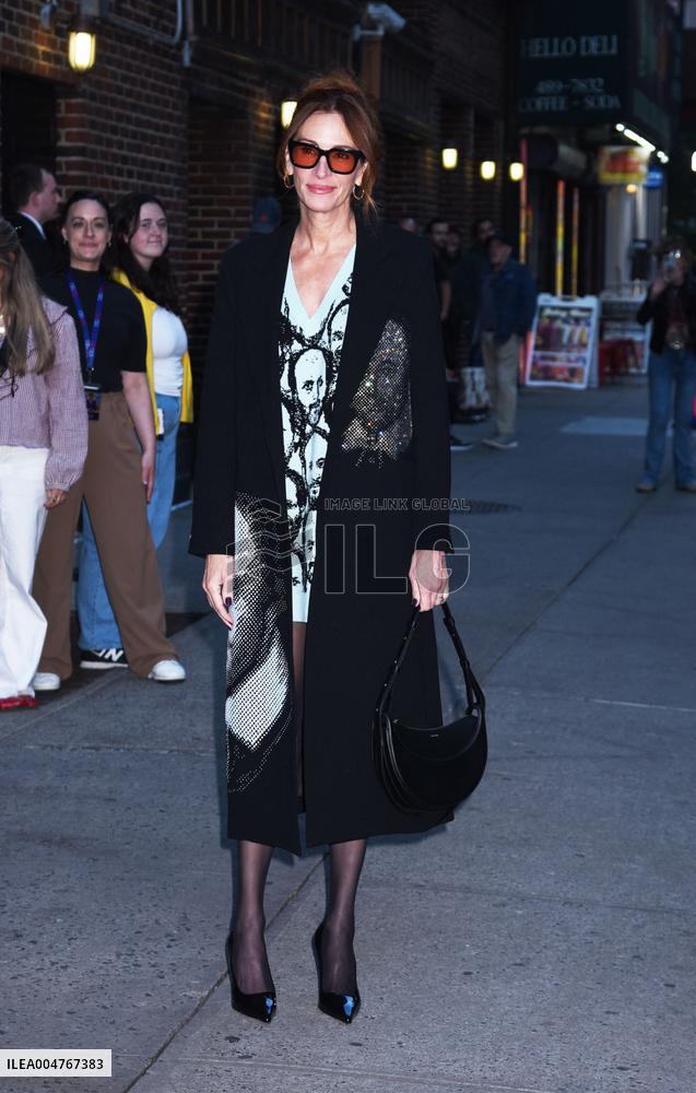 Julia Roberts At The Late Show - NYC
