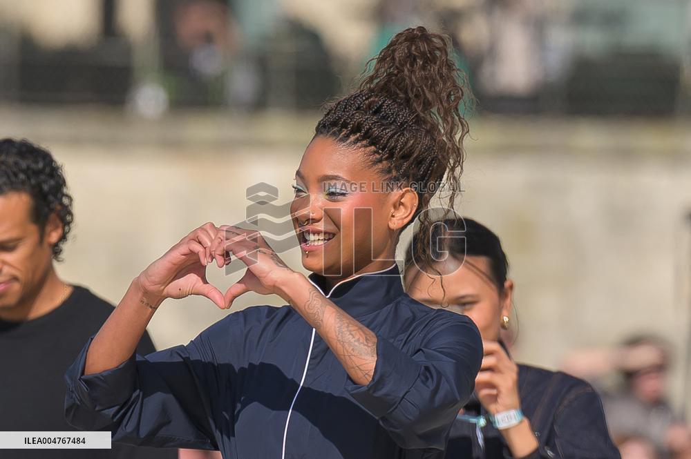 PFW - Christian Dior Outside Arrivals