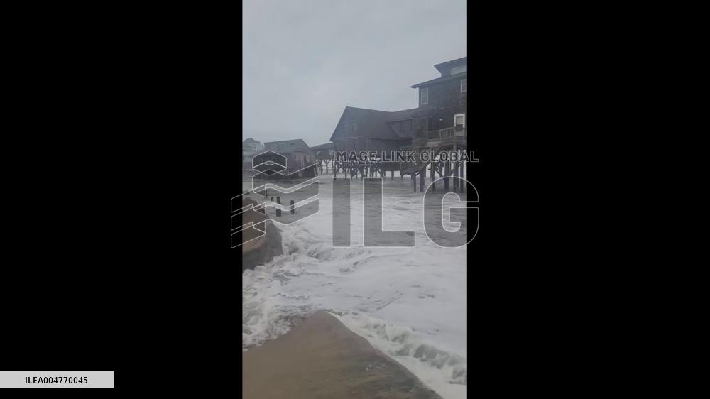 US: Unoccupied Homes in Buxton, NC Collapse Amid Rough Seas From Offshore Hurricanes 2