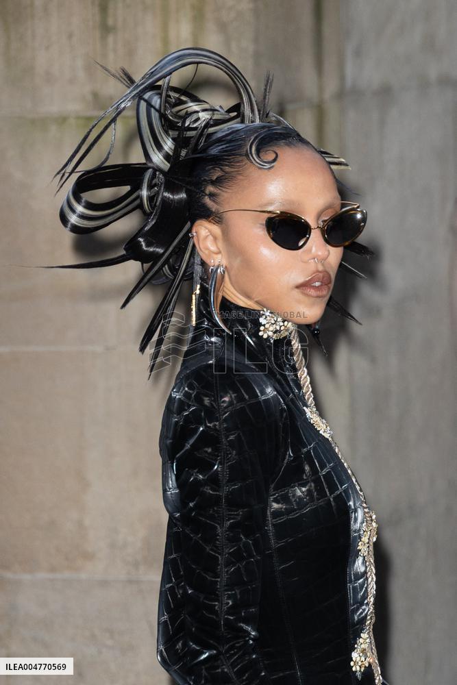 PFW - Schiaparelli Womenswear Spring-Summer - Arrivals NB