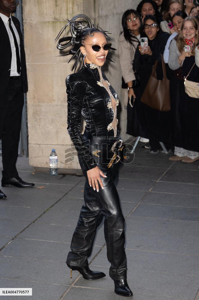 PFW - Schiaparelli Womenswear Spring-Summer - Arrivals NB