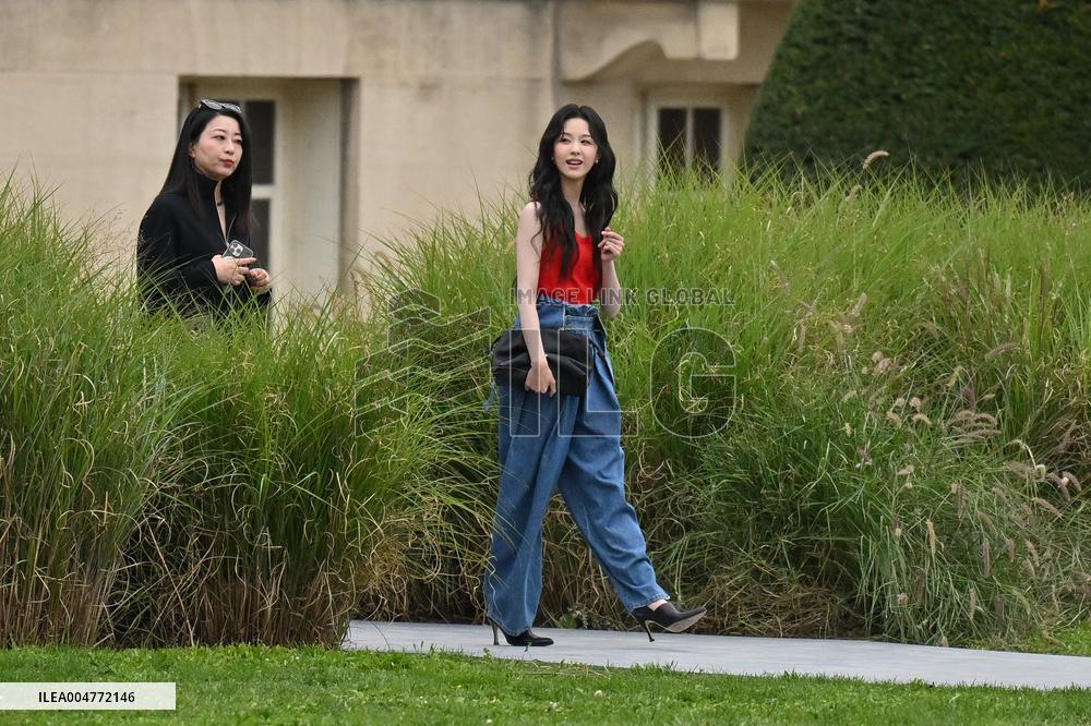 PFW Loewe Outside Arrivals