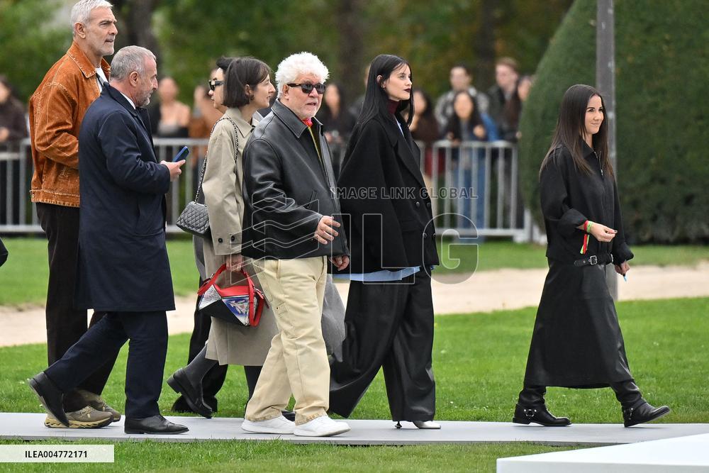 PFW Loewe Outside Arrivals