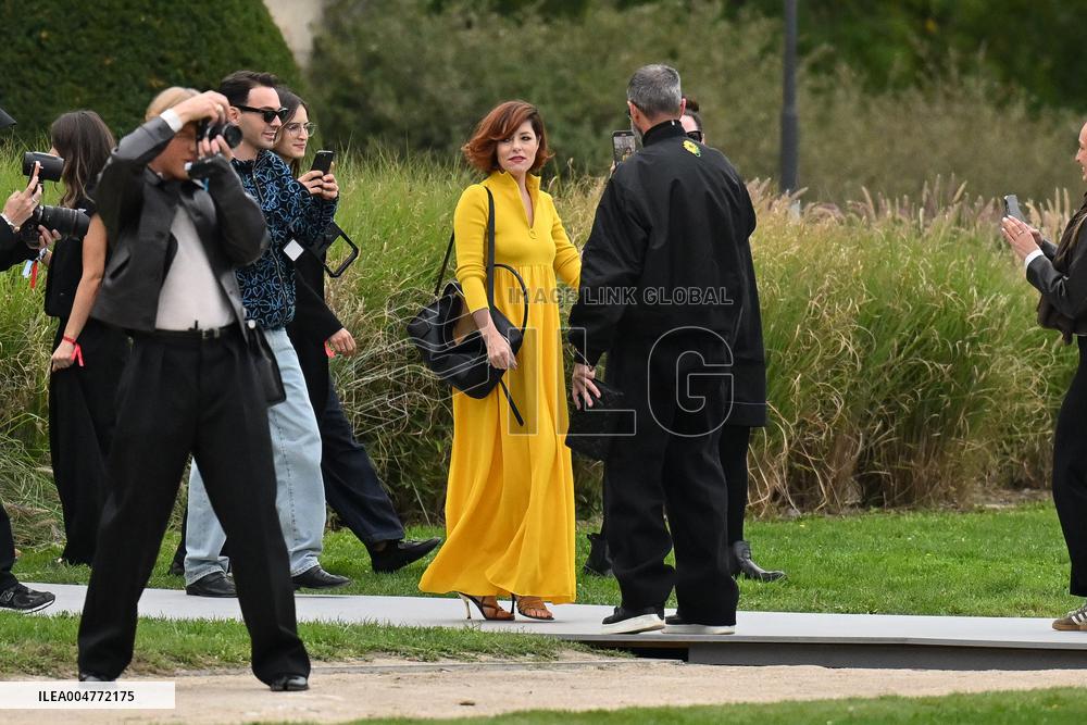 PFW Loewe Outside Arrivals