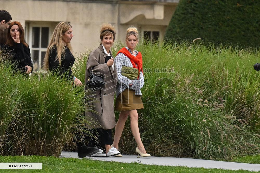 PFW Loewe Outside Arrivals