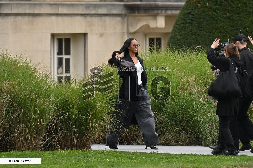 PFW Loewe Outside Arrivals