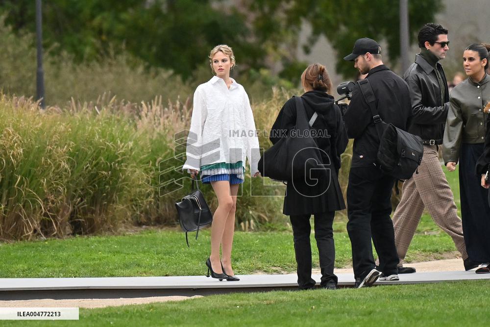 PFW Loewe Outside Arrivals