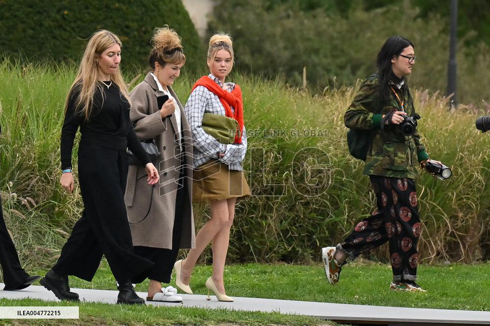 PFW Loewe Outside Arrivals