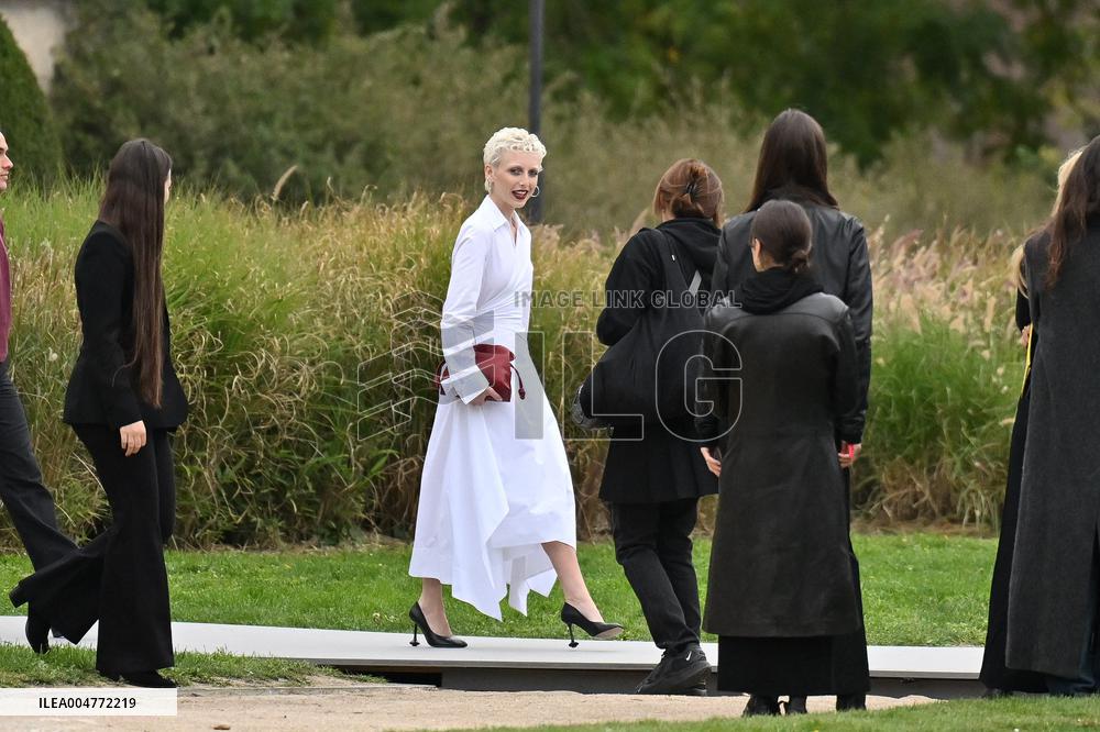PFW Loewe Outside Arrivals