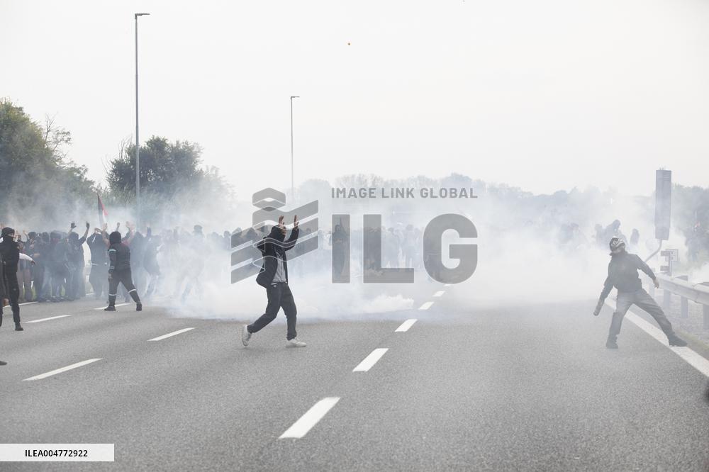 Protesters Clash With Police At General Strike - Milan