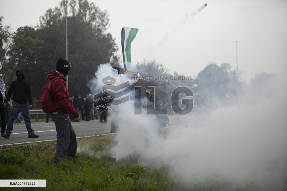 Protesters Clash With Police At General Strike - Milan