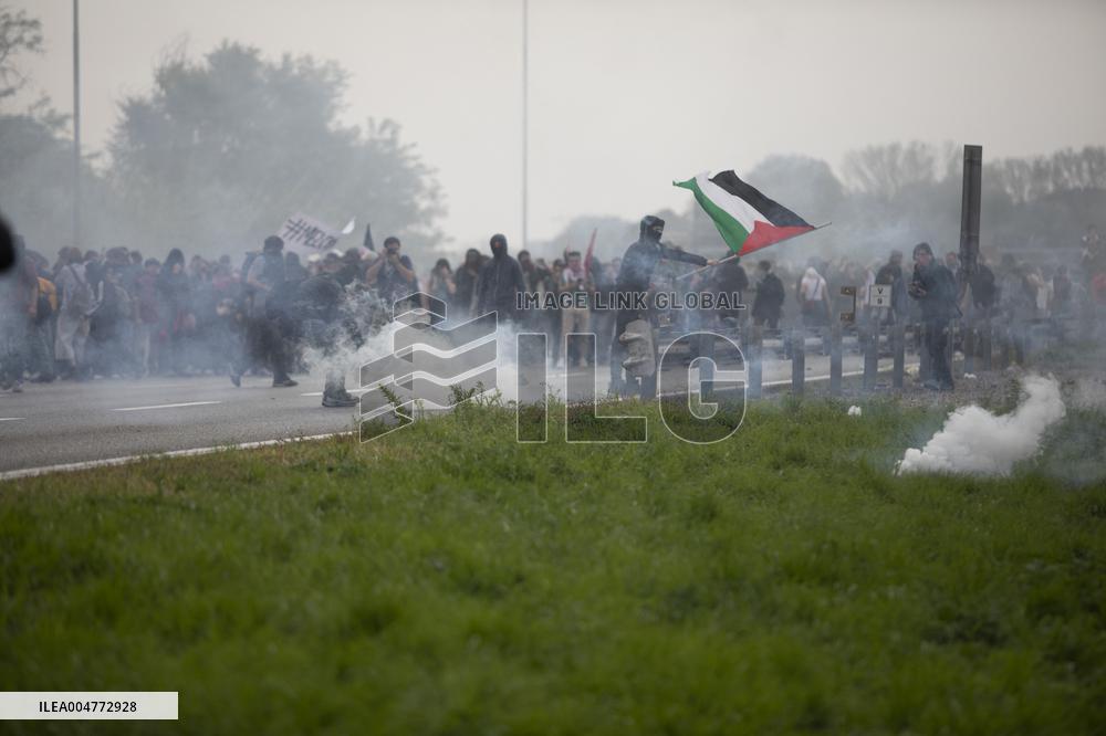 Protesters Clash With Police At General Strike - Milan