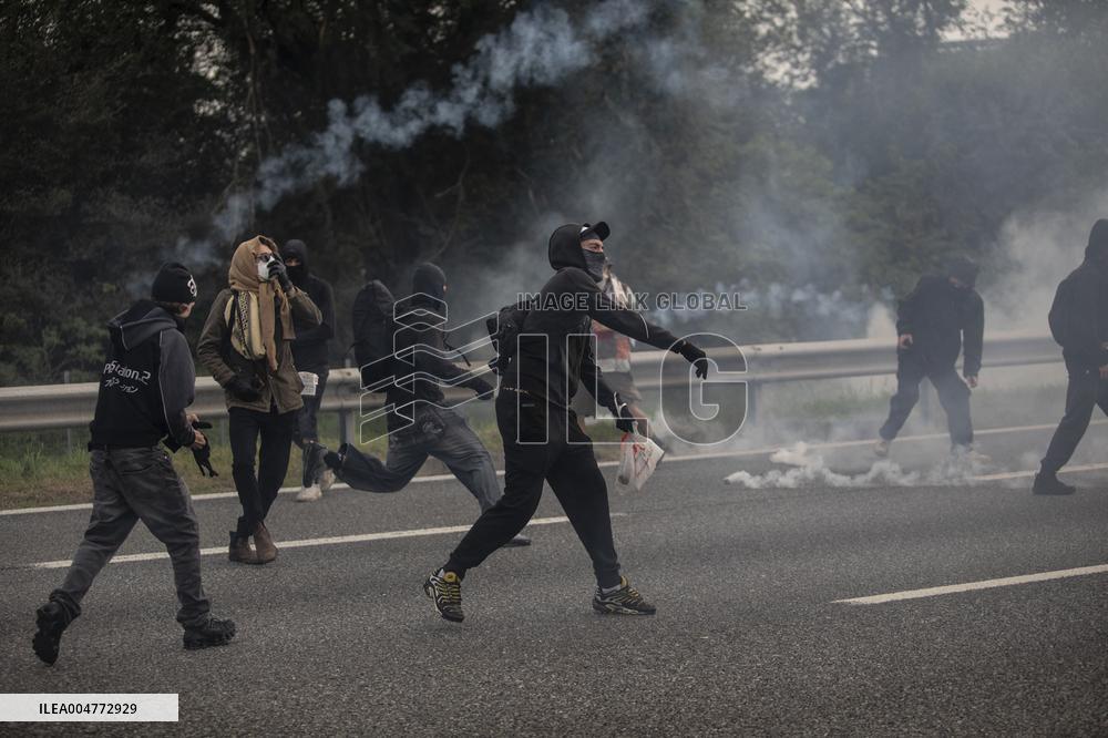 Protesters Clash With Police At General Strike - Milan