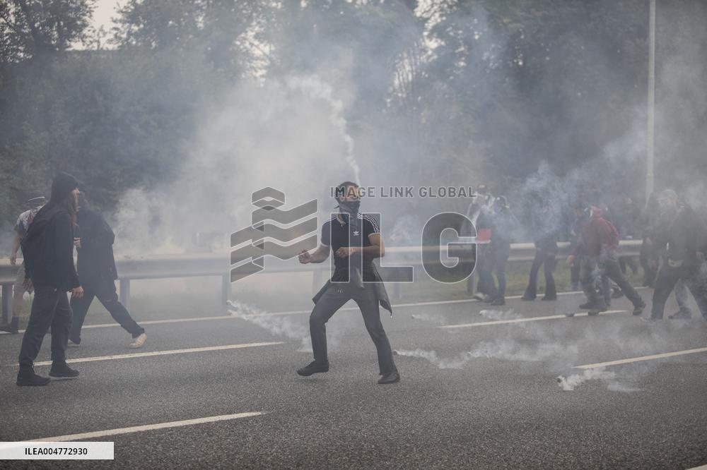 Protesters Clash With Police At General Strike - Milan