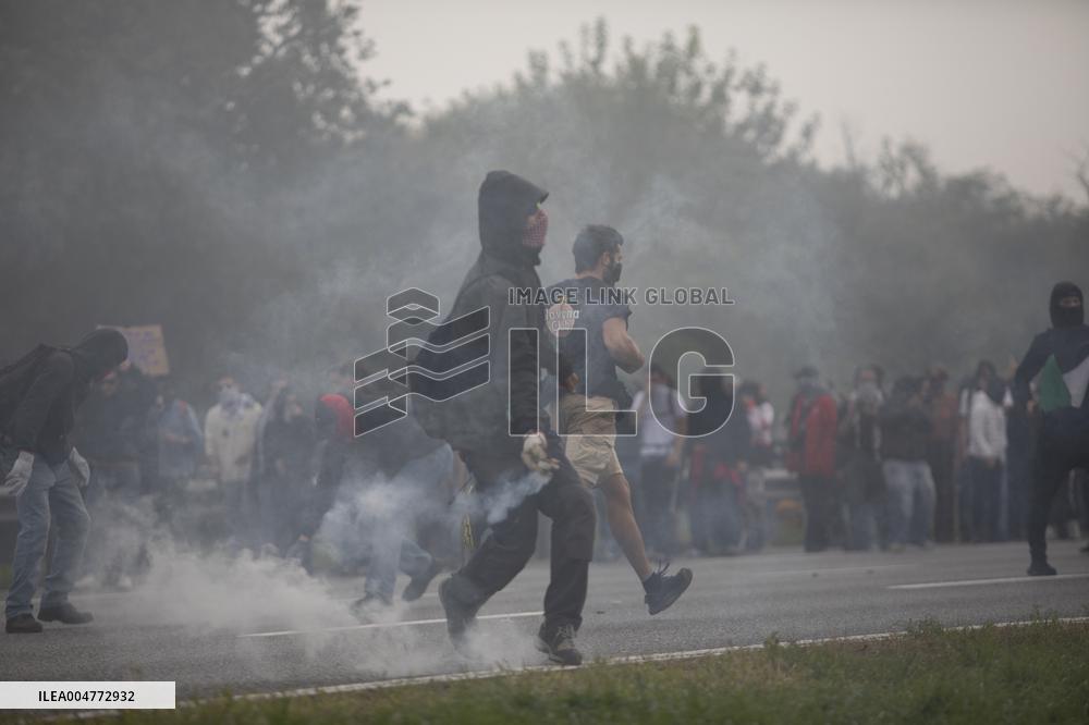 Protesters Clash With Police At General Strike - Milan