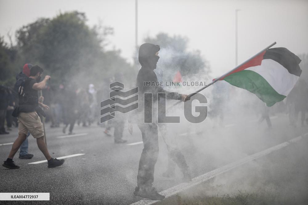 Protesters Clash With Police At General Strike - Milan