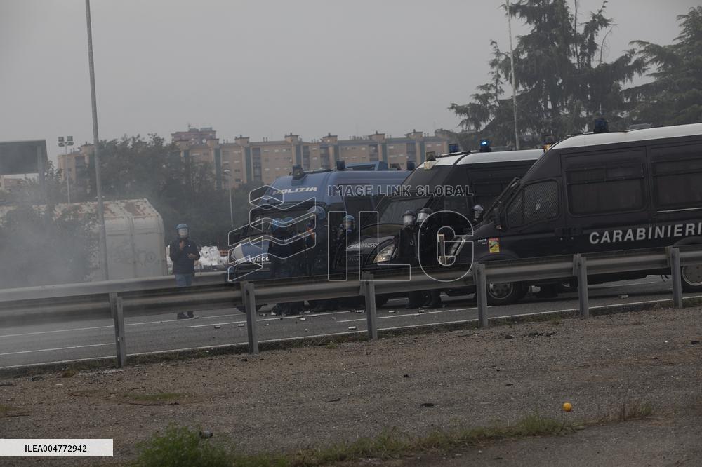 Protesters Clash With Police At General Strike - Milan