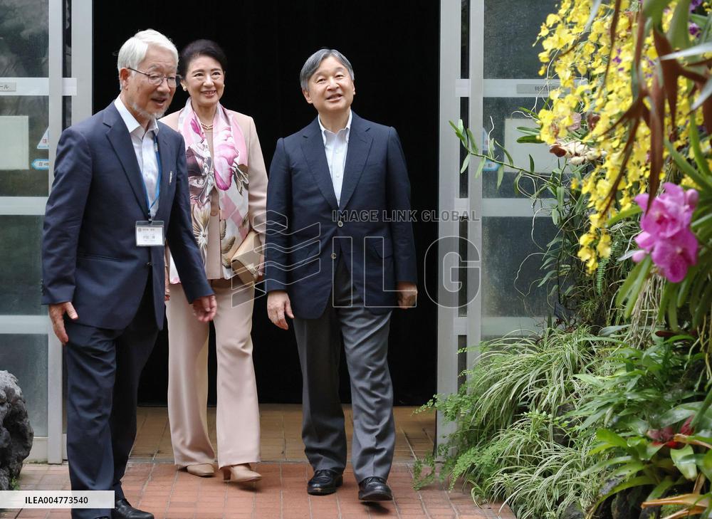 Emperor visits botanical garden in Kyoto