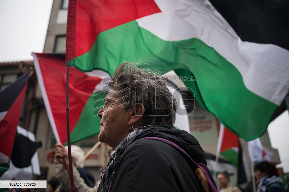 Protests Against The Presence Of Former Israeli PM In La Toja - Spain