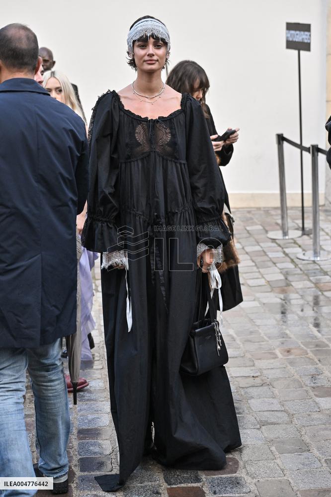 PFW Ann Demeulemeester Outside Arrivals