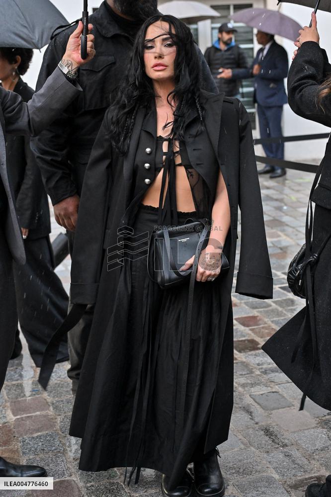 PFW Ann Demeulemeester Outside Arrivals