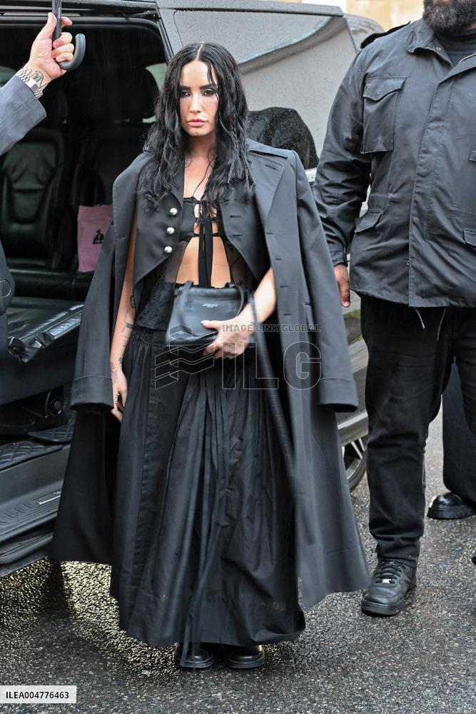 PFW Ann Demeulemeester Outside Arrivals