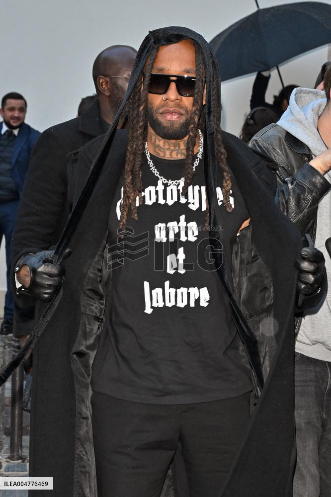 PFW Ann Demeulemeester Outside Arrivals