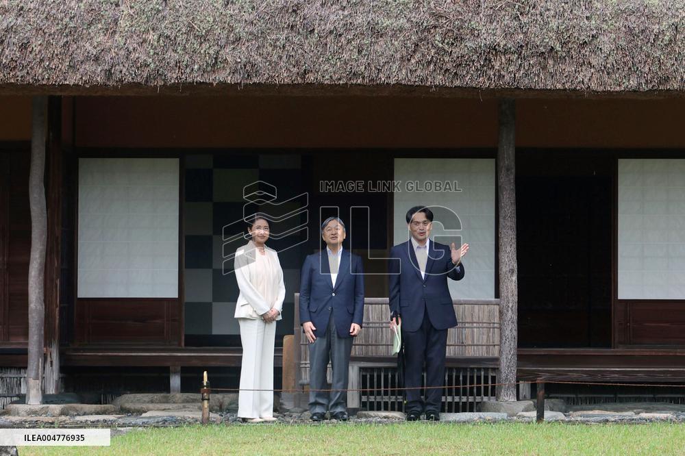 Emperor, empress visit villa in Kyoto