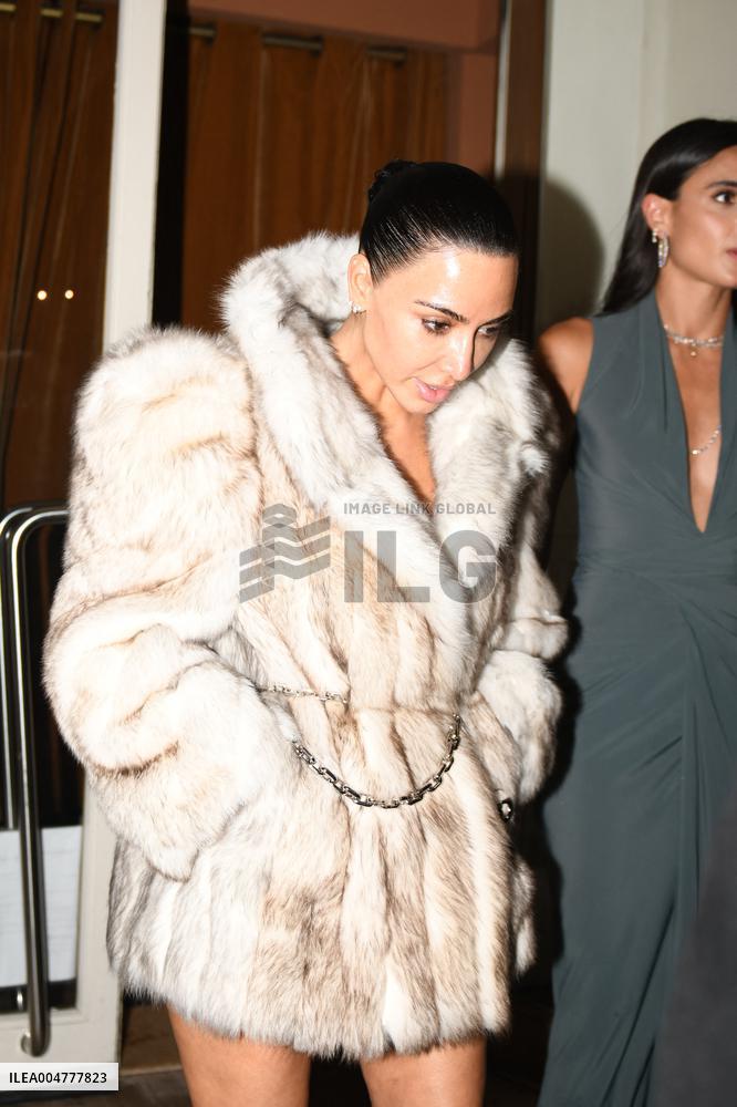 PFW - Kim Kardashian Arrives At Le Sienna Restaurant
