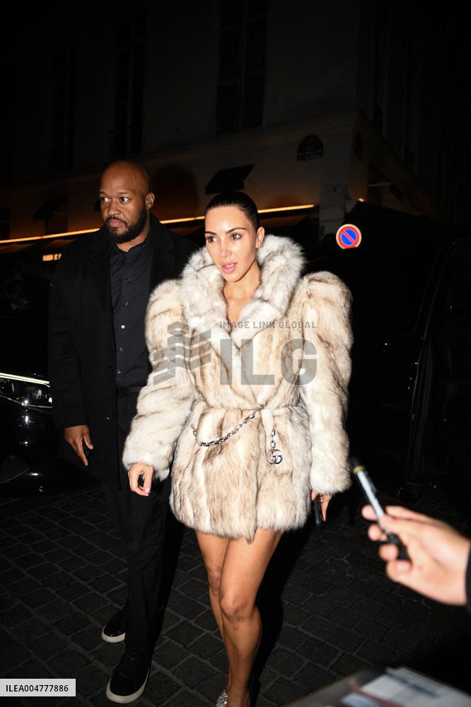 PFW - Kim Kardashian Arrives At Le Sienna Restaurant