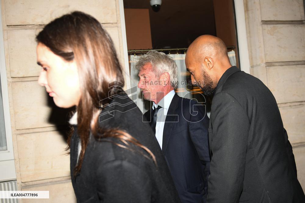 PFW - Sean Penn Leaves Sienna Restaurant