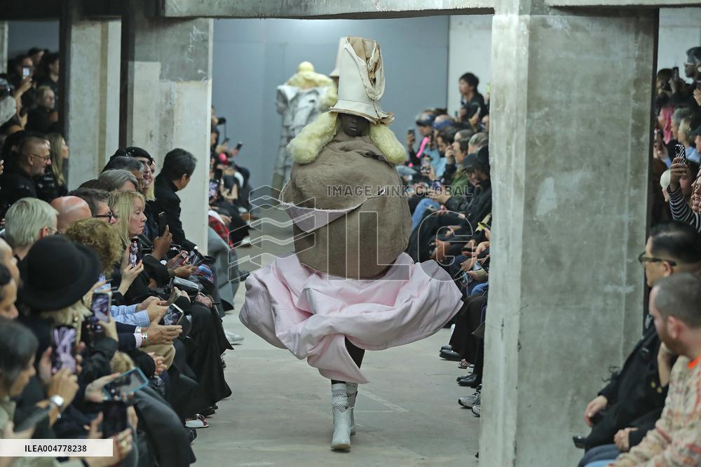 PFW - Comme Des Garcons Runway