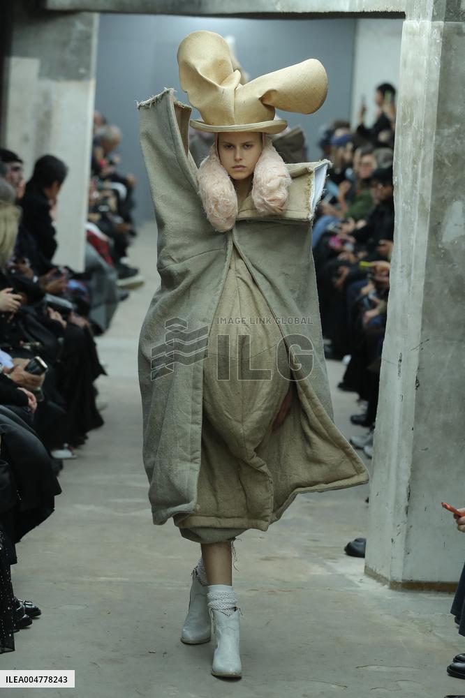 PFW - Comme Des Garcons Runway