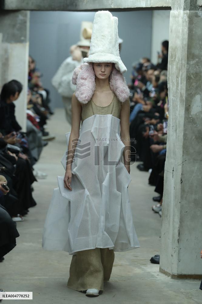 PFW - Comme Des Garcons Runway