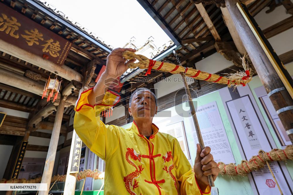 Straw-Woven Dragon Performance - China