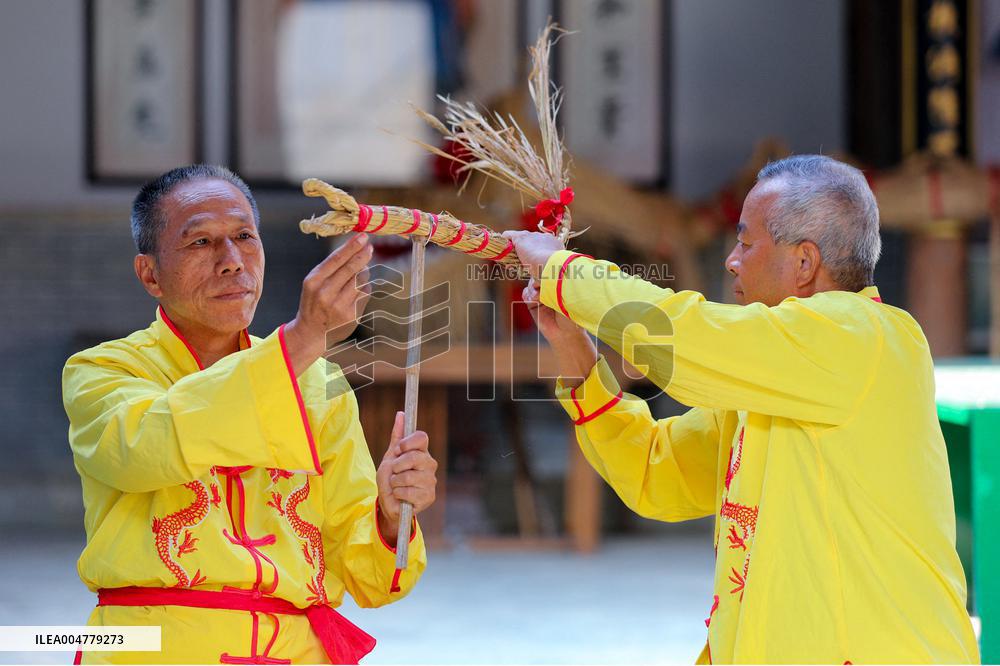 Straw-Woven Dragon Performance - China