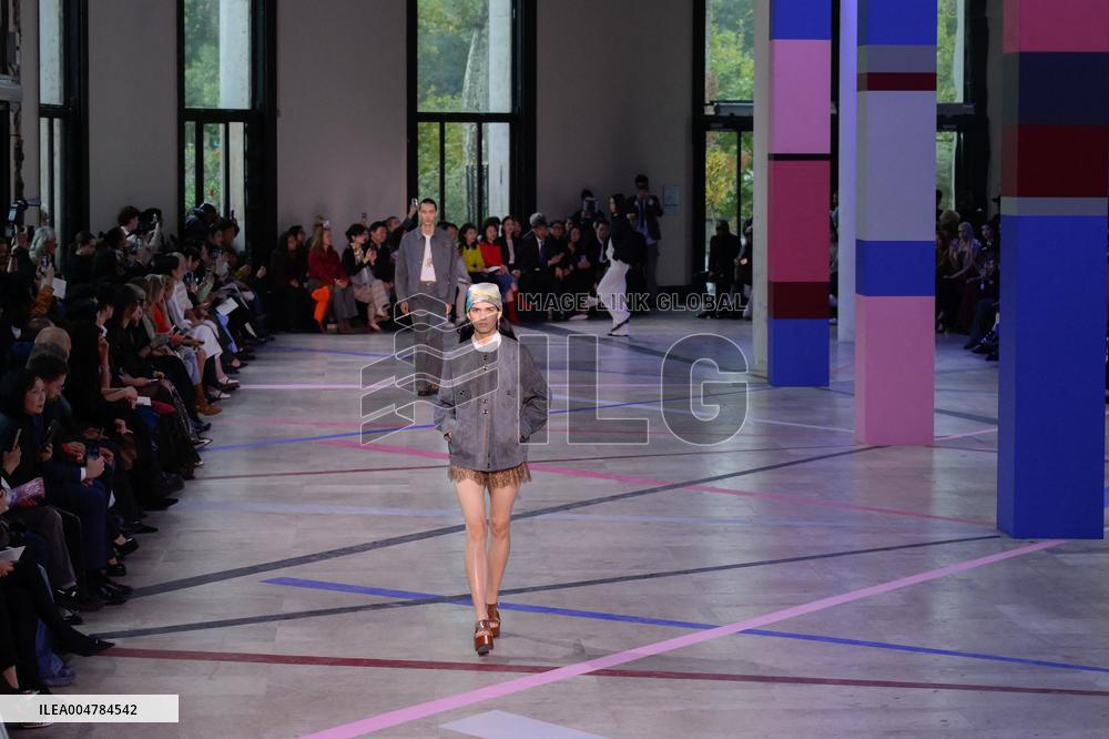 PFW - Shiatzy Chen Runway