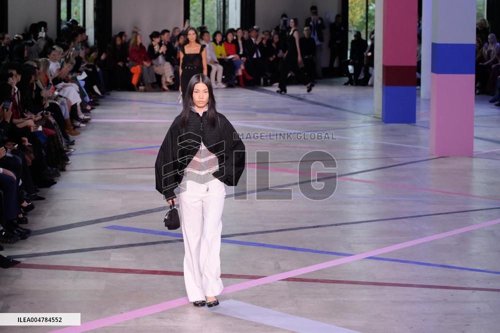 PFW - Shiatzy Chen Runway