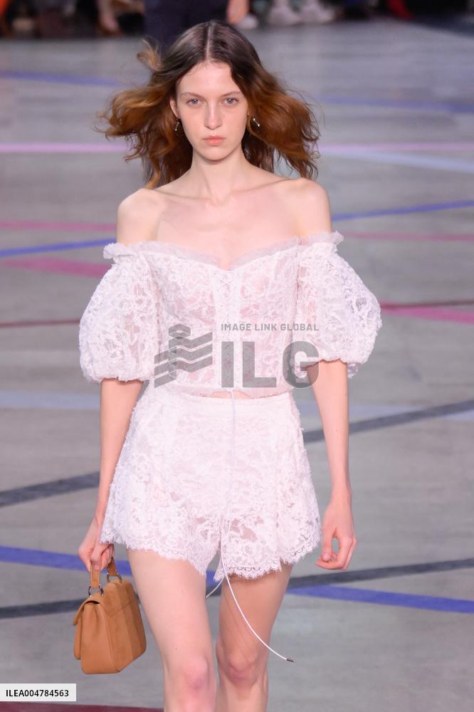 PFW - Shiatzy Chen Runway