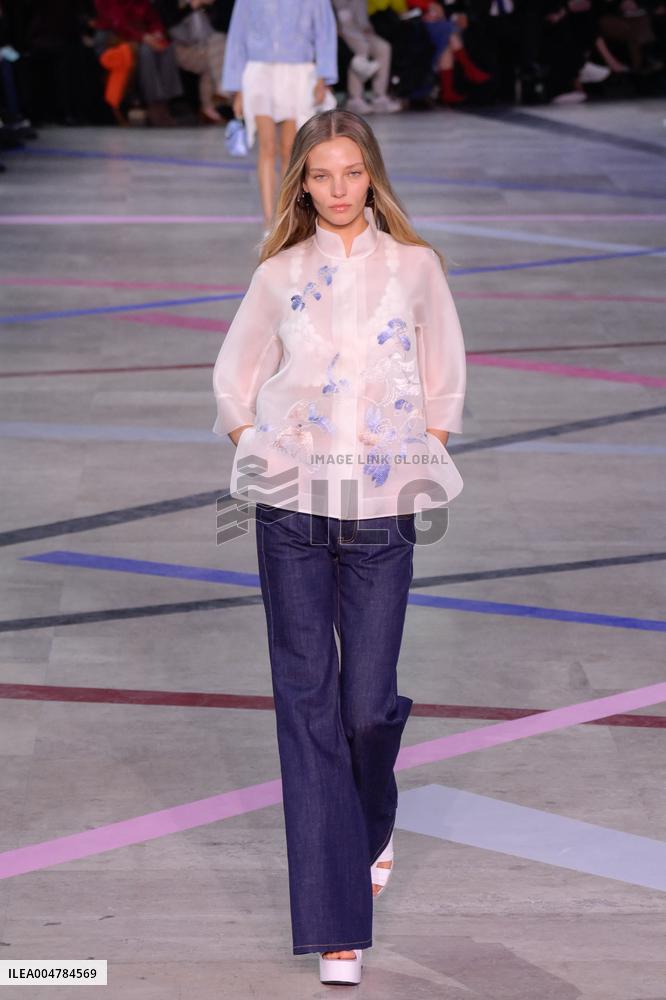 PFW - Shiatzy Chen Runway