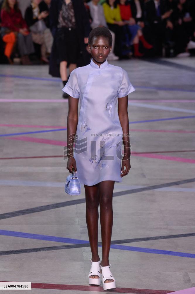 PFW - Shiatzy Chen Runway