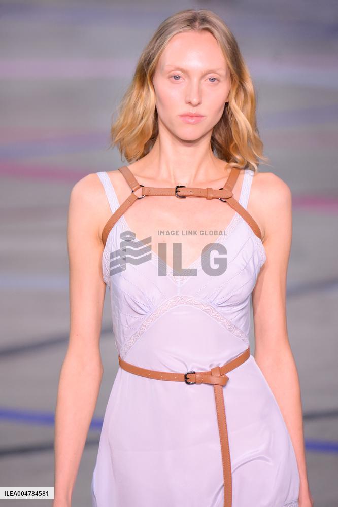 PFW - Shiatzy Chen Runway