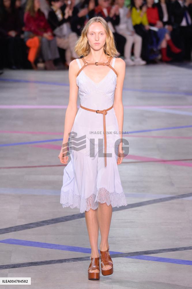 PFW - Shiatzy Chen Runway