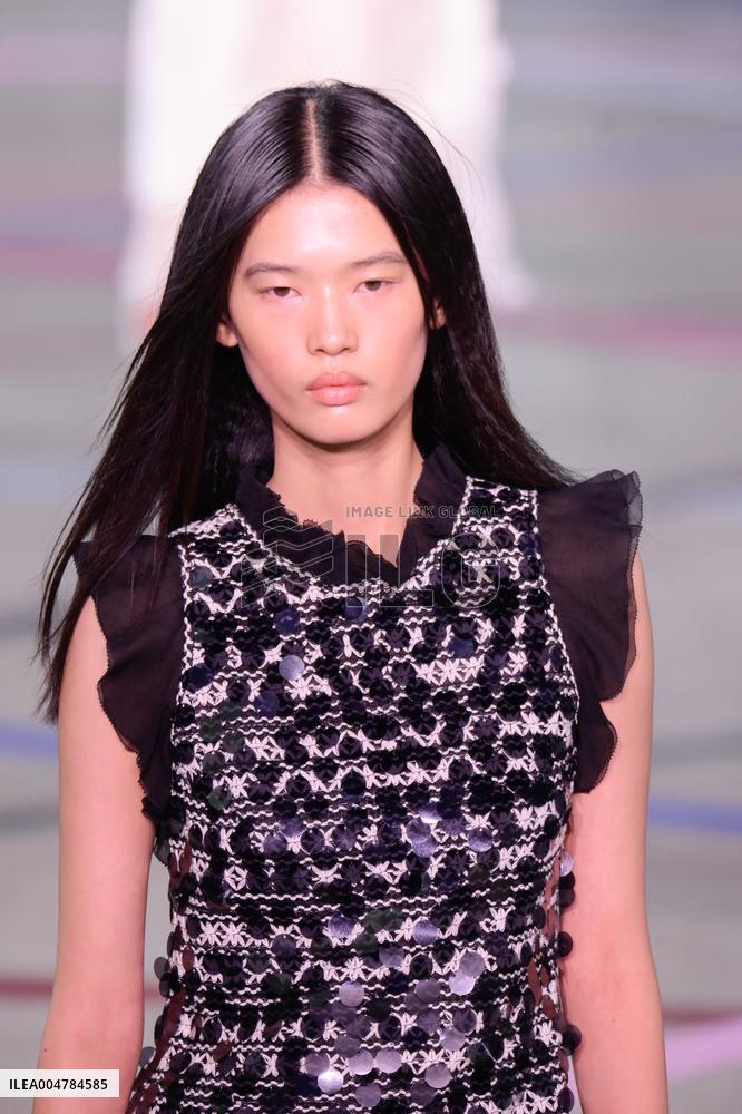 PFW - Shiatzy Chen Runway