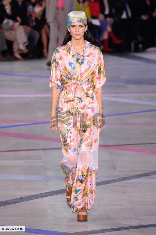 PFW - Shiatzy Chen Runway