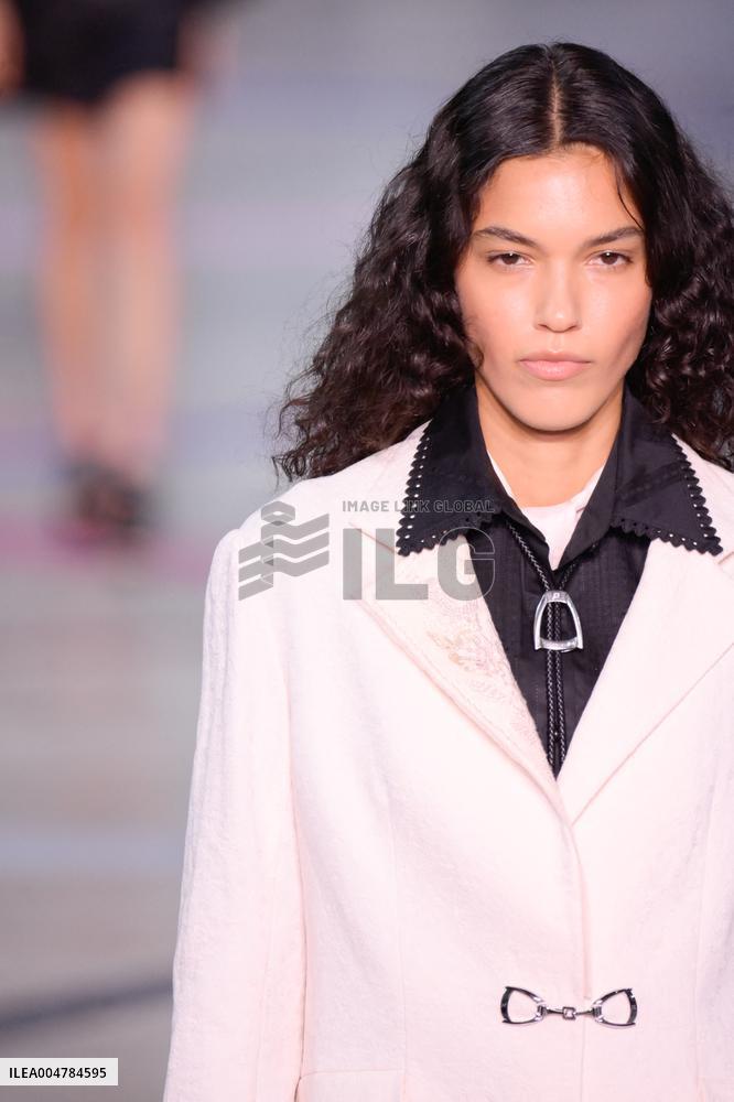 PFW - Shiatzy Chen Runway