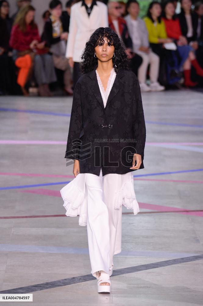 PFW - Shiatzy Chen Runway